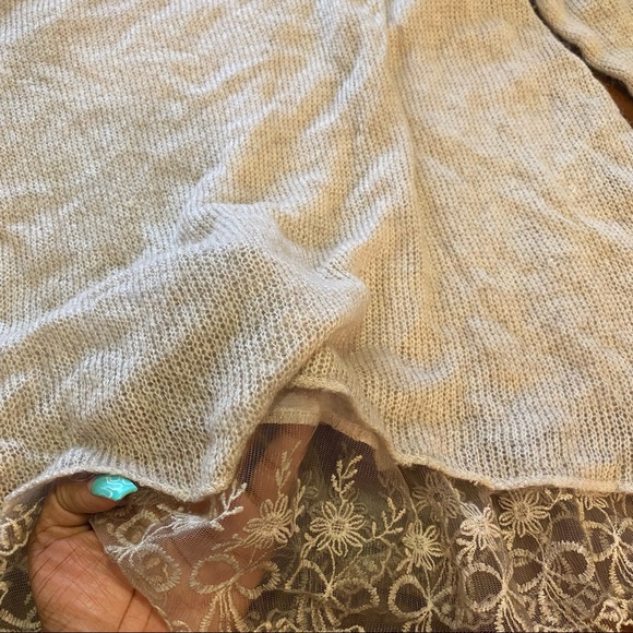 Beige lace hem knit top size US 8 - Picture 9 of 9